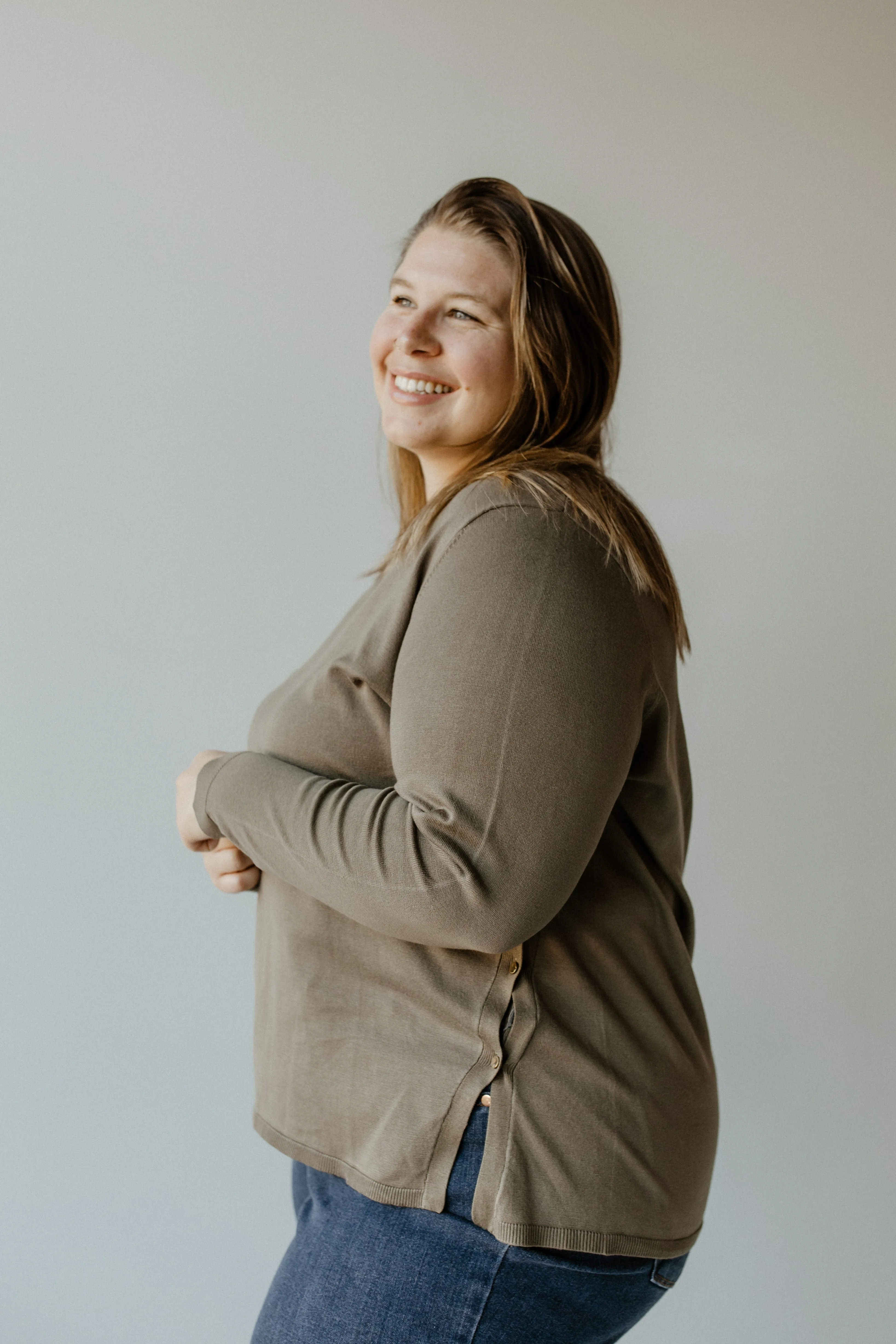 LIGHTWEIGHT V-NECK SWEATER IN SOFT ARMY