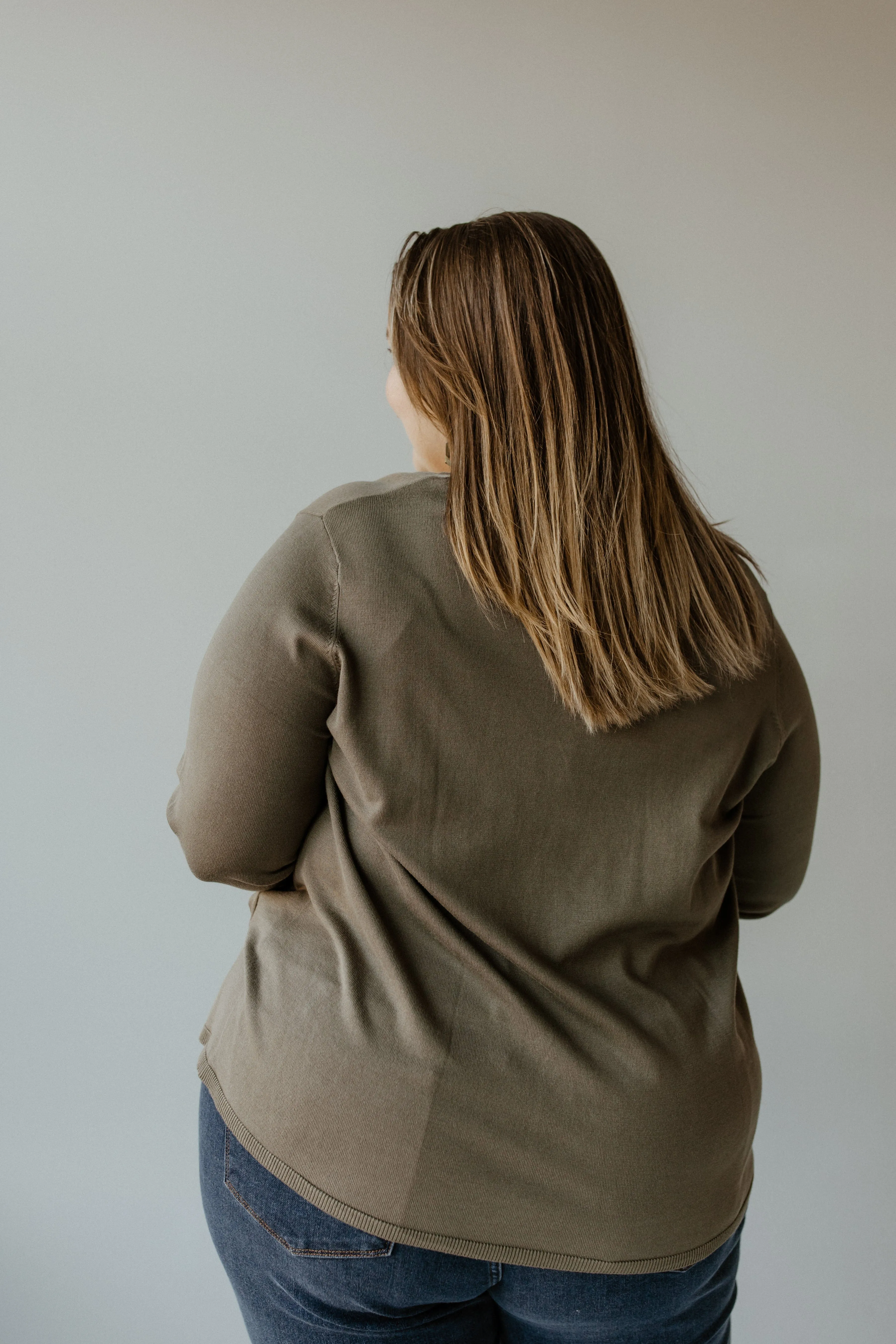 LIGHTWEIGHT V-NECK SWEATER IN SOFT ARMY